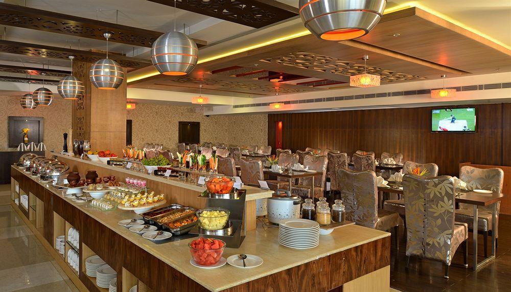 Fortune Select Grand Ridge, Tirupati - Member Itc Hotels' Group Esterno foto The buffet at the hotel