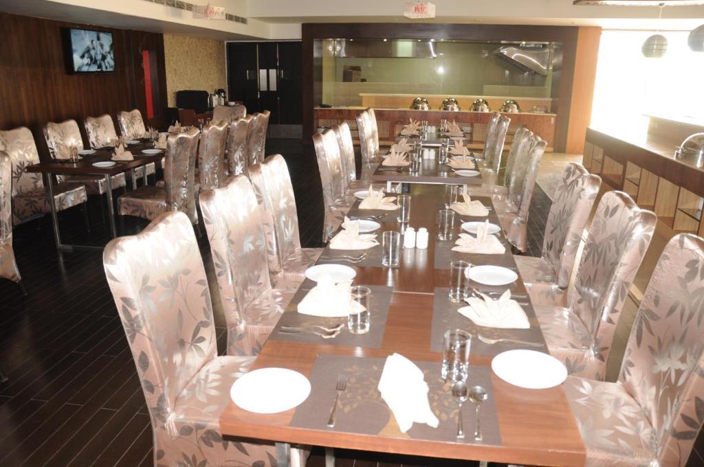 Fortune Select Grand Ridge, Tirupati - Member Itc Hotels' Group Esterno foto A restaurant in India