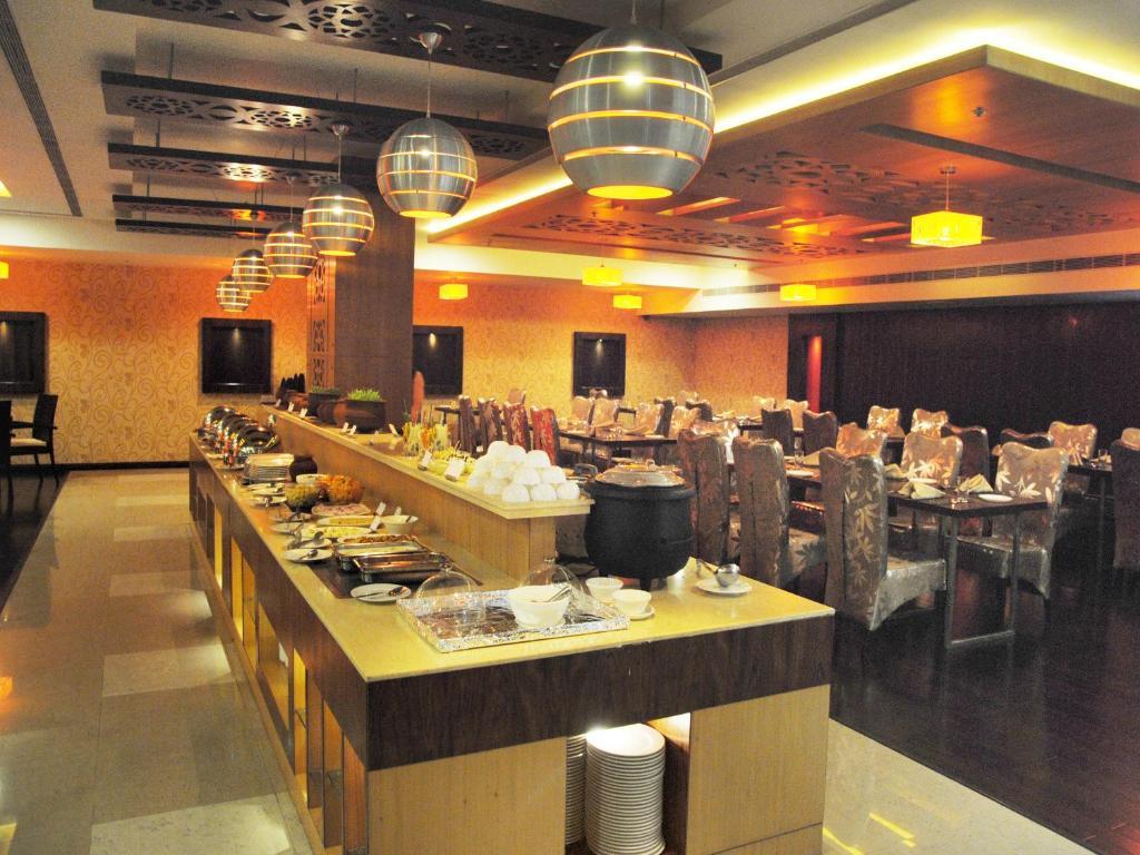 Fortune Select Grand Ridge, Tirupati - Member Itc Hotels' Group Esterno foto The buffet at the hotel