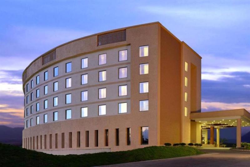 Fortune Select Grand Ridge, Tirupati - Member Itc Hotels' Group Esterno foto The hotel at dusk